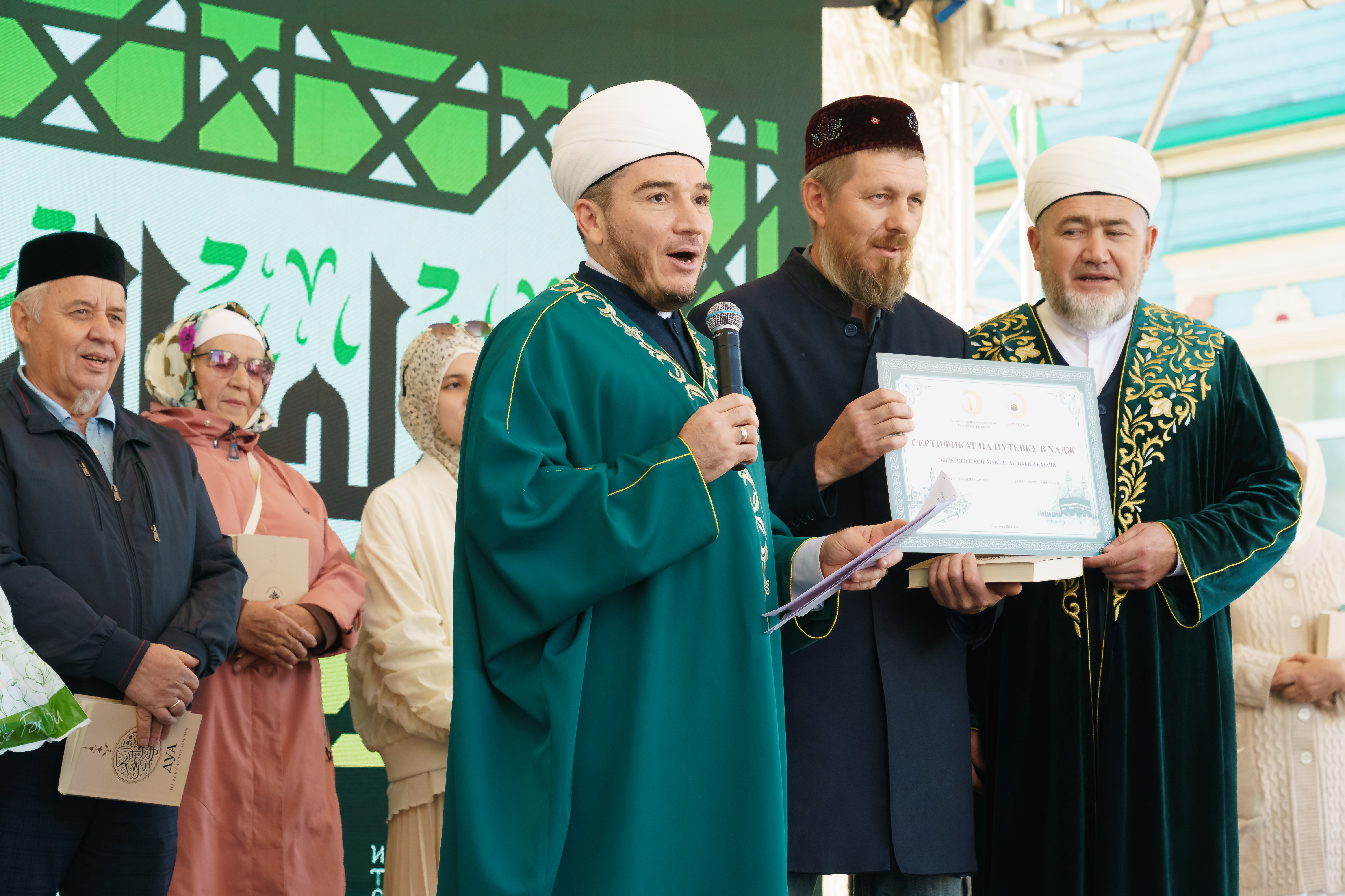 «Фәрхәд» мәчете имам­хатыйбы Илдар хәзрәт Ситдыйков хаҗга юллама отты. /С.Камалетдинов фотолары.